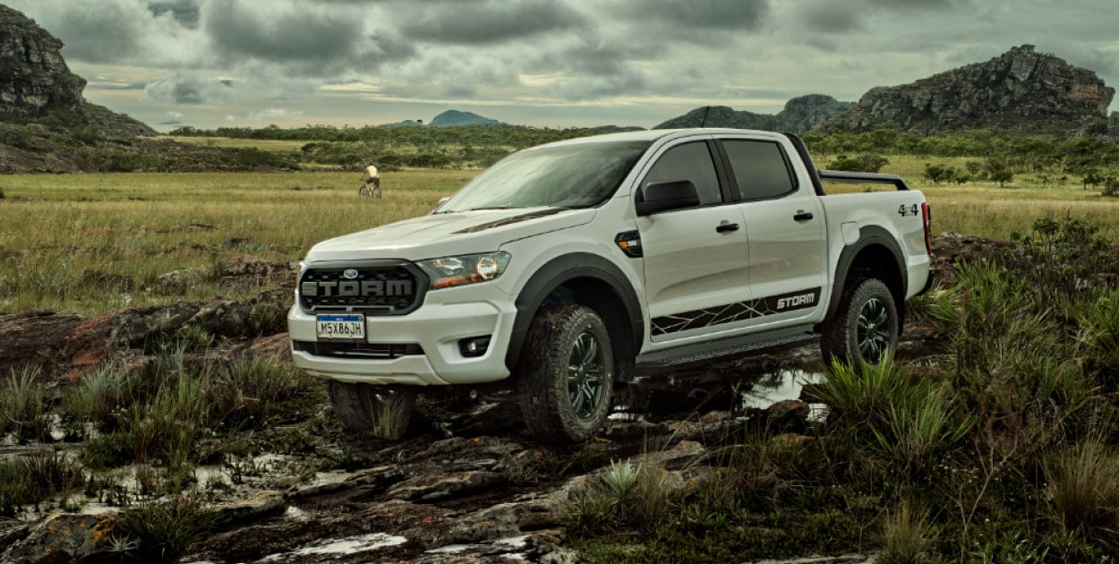 Ford Ranger Storm - Ranger Storm Parada na natureza com ciclista ao fundo