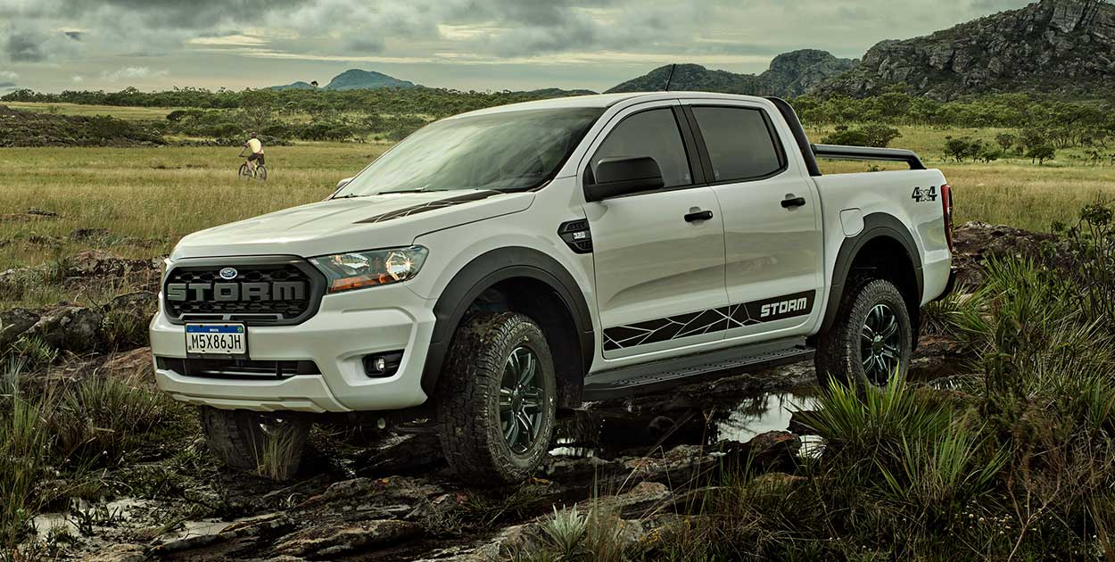 Ford Ranger Storm - Ranger Storm Parada na natureza com ciclista ao fundo.