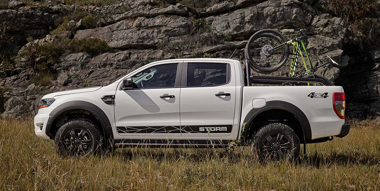 Ford Ranger Storm - Ranger Storm Branca com duas bicicletas na carroceeria