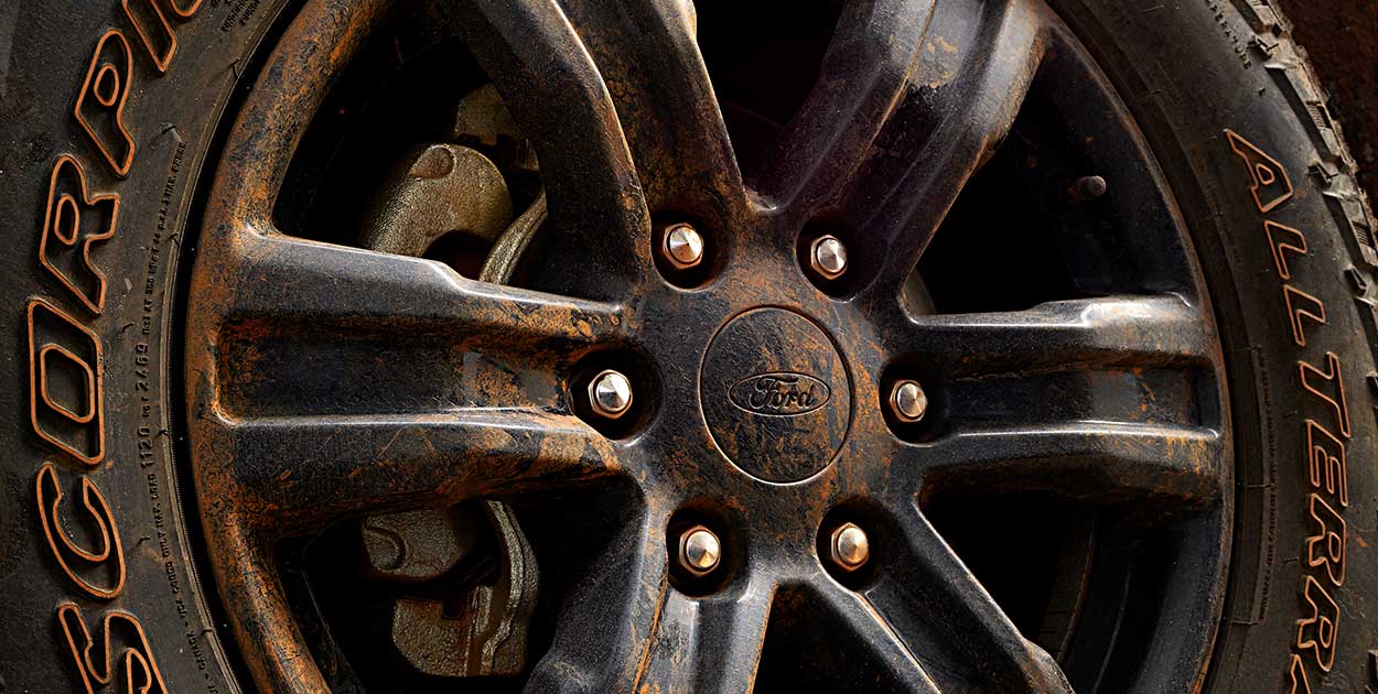 Ford Ranger Storm - Roda coberta com barro e logo da Ford Visivel