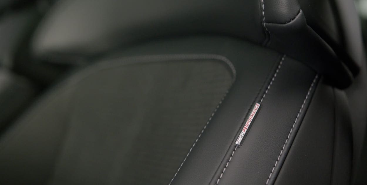 Ford Mustang Mach-E 2024 Bancos com acabamento Premium