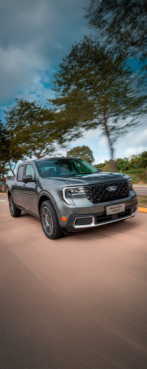 Ford Maverick Lariat cinza em movimento em via urbana.