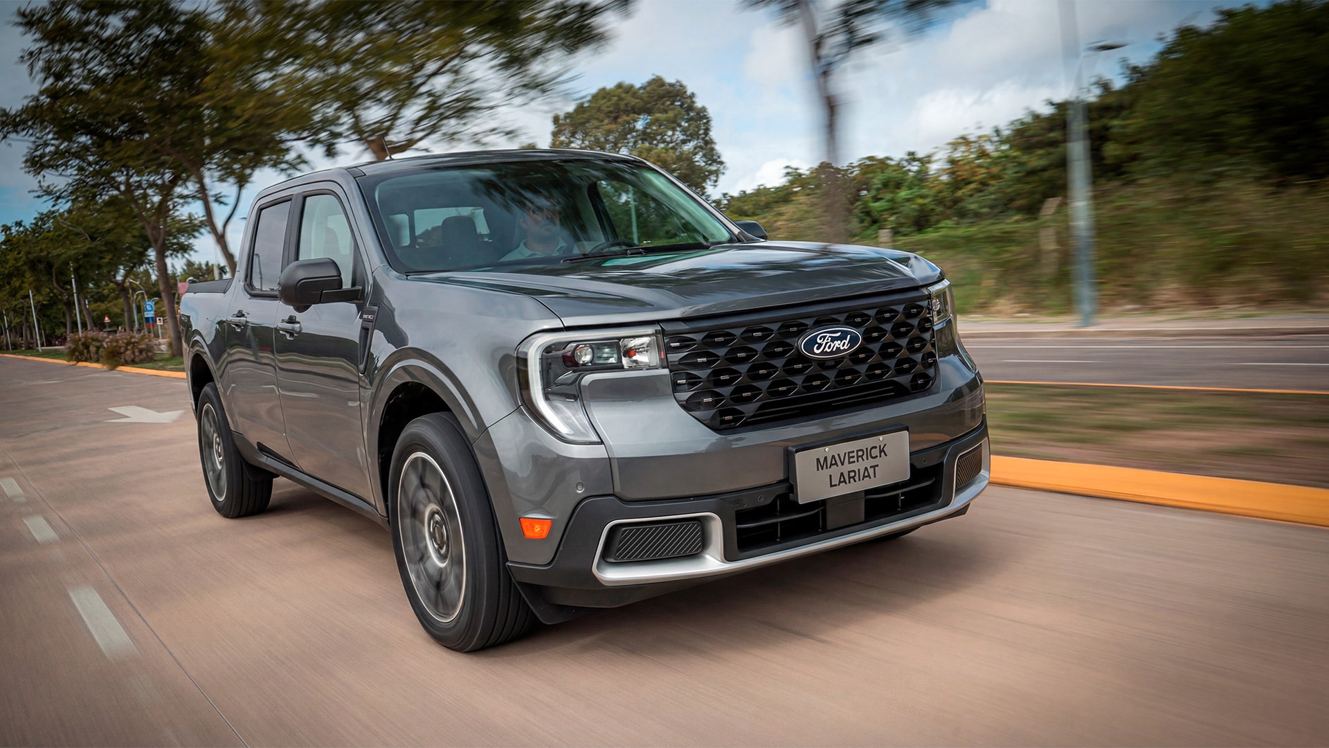Ford Maverick Lariat cinza em movimento em via urbana.