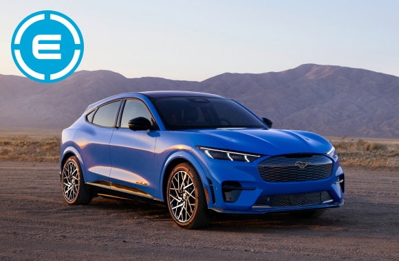 Mustang Mach-E azul com montanhas ao fundo