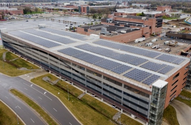 Prédio com painéis solares
