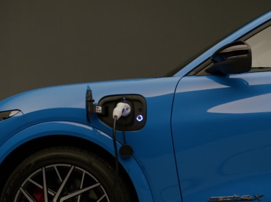 Mustang Mach-E  com carregador conectado