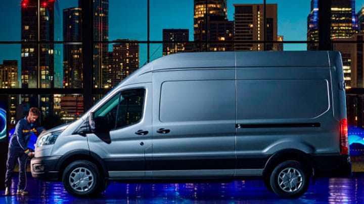 Pessoa carregando veículo comercial elétrico ford