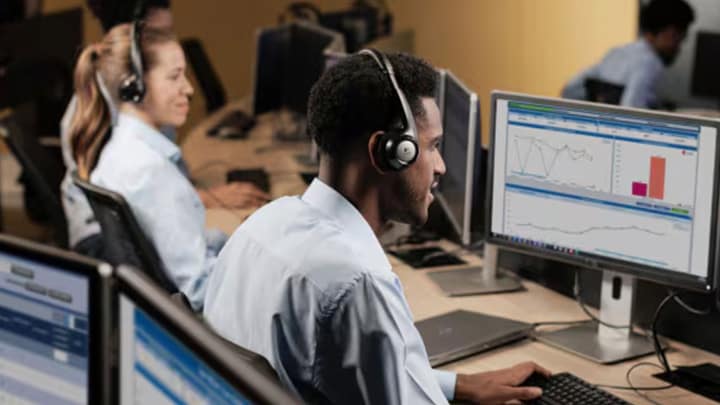 especialistas dando atendimento por telefone para veículos conectados com FordPro