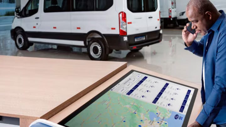 pessoa analisando dados ao lado da Ford Transit furgão