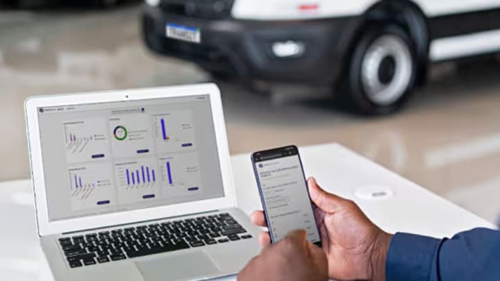 Pessoa que trabalha em relatórios de desempenho para veículos FordPro
