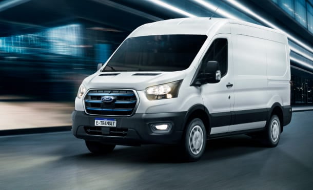 ford e-transit à noite na rua