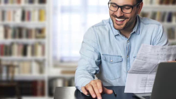 pessoa com notebook perguntando sobre financiamento adicional