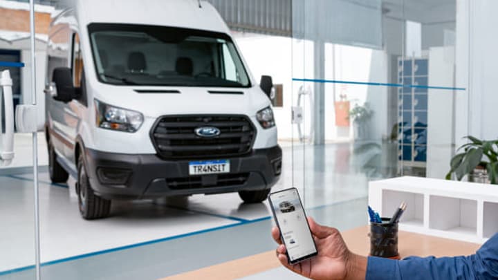pessoa que usa o aplicativo FordPass reservando o serviço online com o FordPro