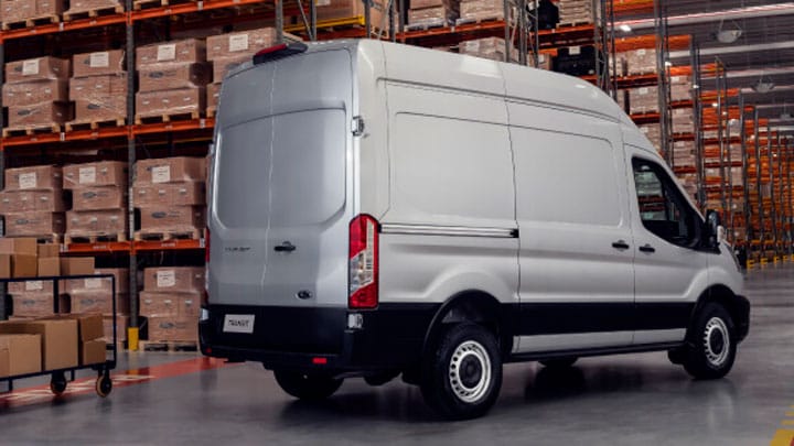 pessoa analisando dados ao lado da Ford Transit furgão