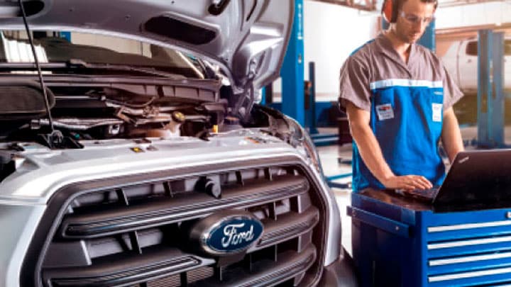 Pessoa que trabalha em relatórios de desempenho para veículos FordPro