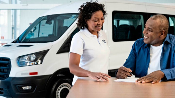 dois Ford Transit furgão