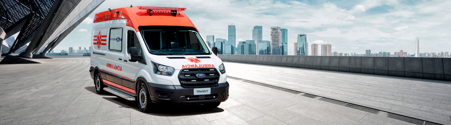 Ford Transit transformada em ambulância