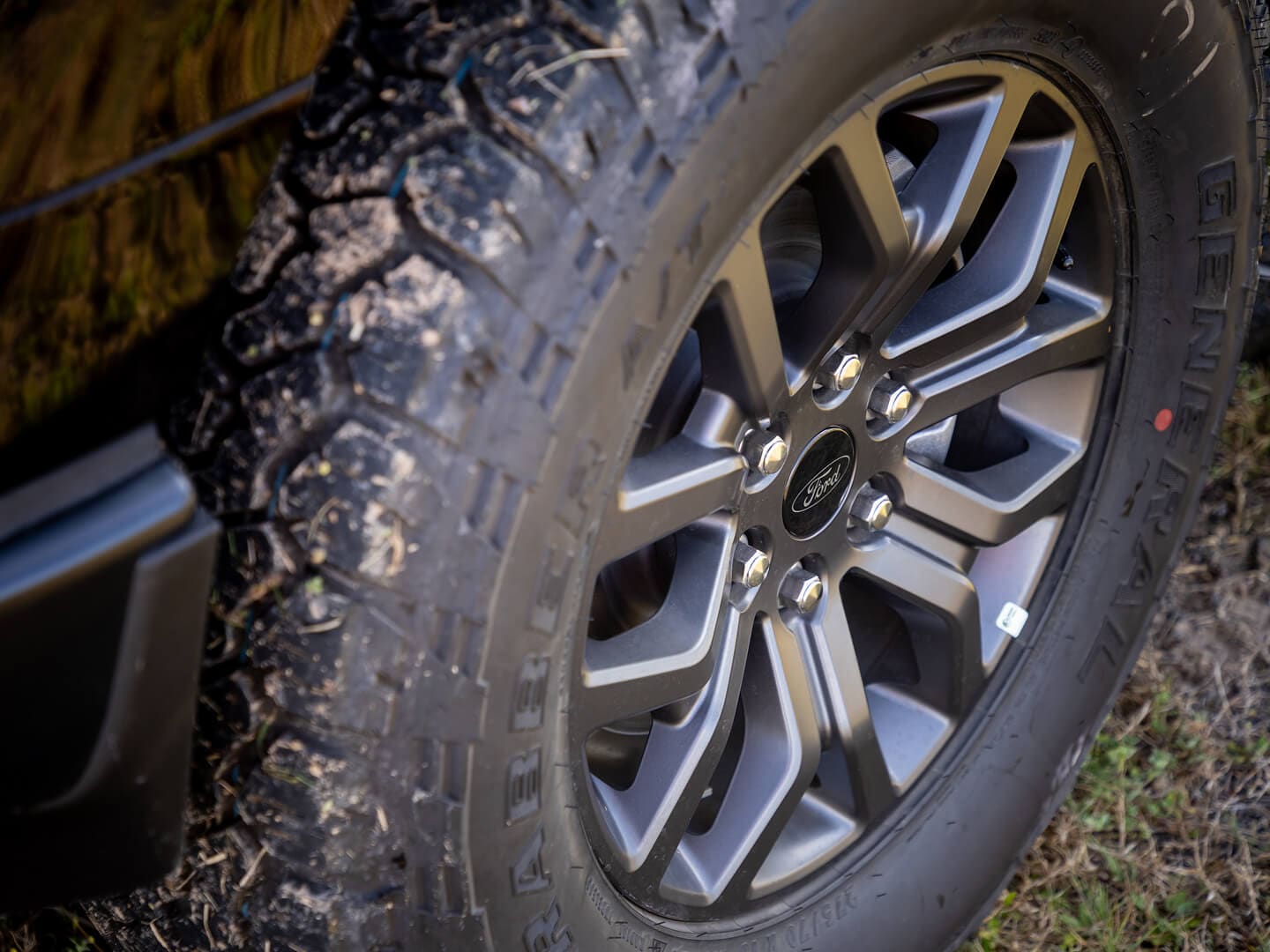 Rodas de liga leve aro 18" e pneus 275/70 R18 AT