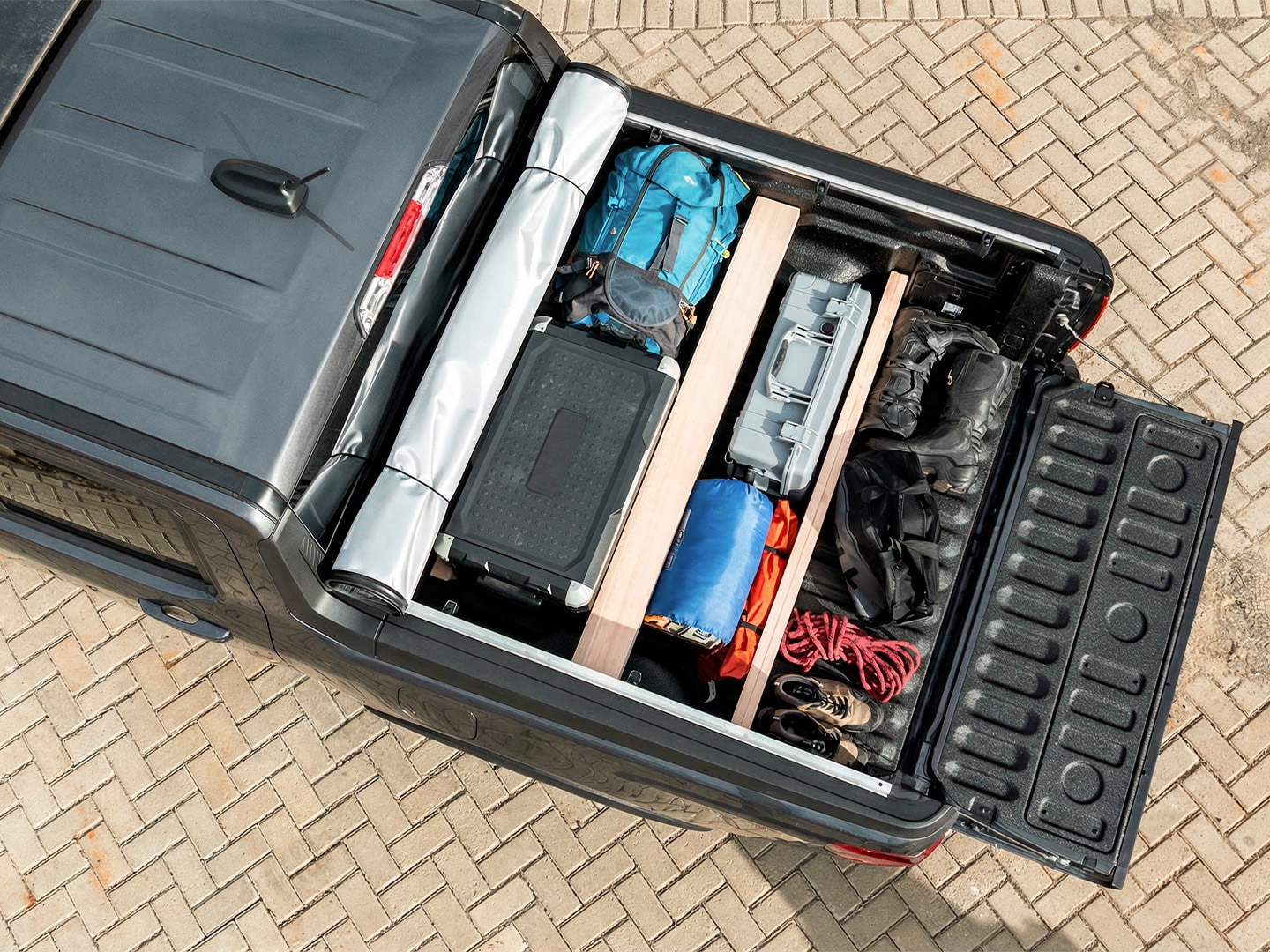 Caçamba da Ford Maverick com equipamentos, malas e acessórios de aventura.
