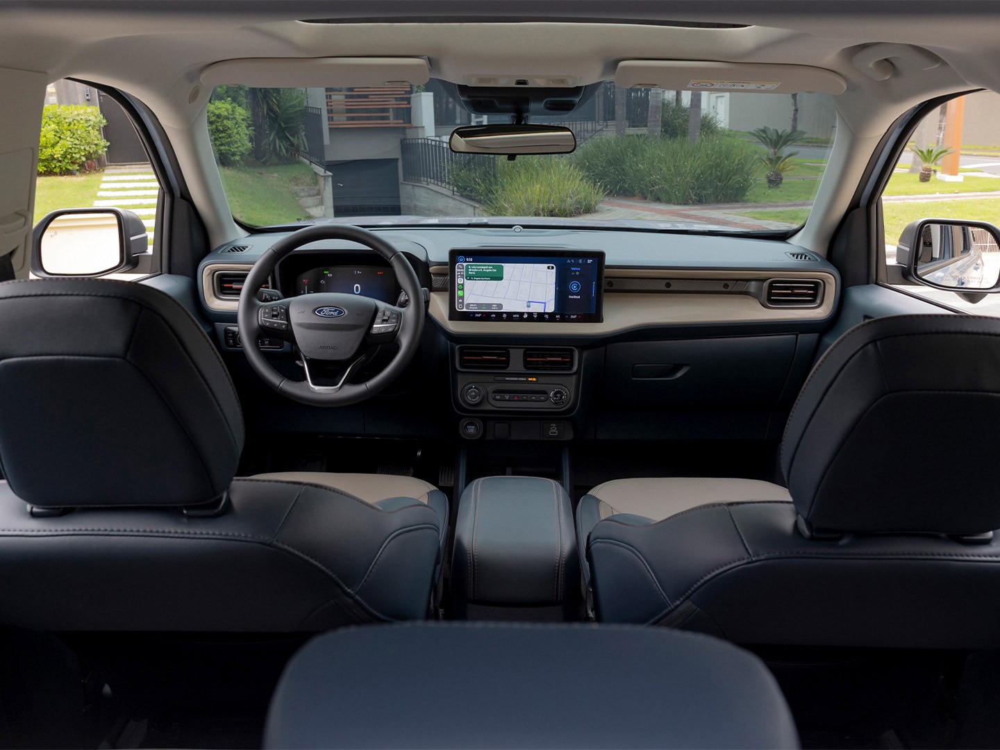 Interior da Ford Maverick com painel digital, central multimídia e bancos em couro.