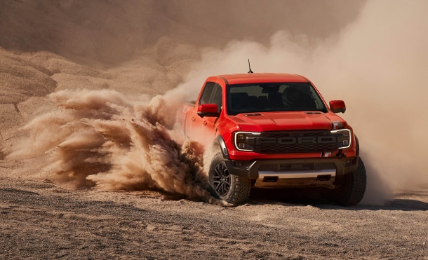 Nova Ranger Raptor laranja correndo na areia