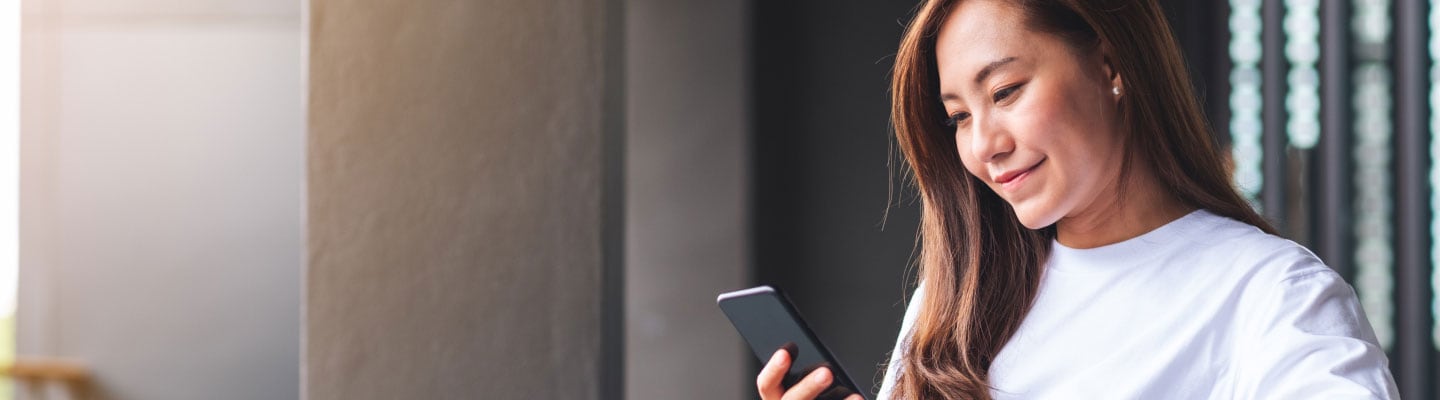 Mulher aproveitando a experiência FordPass