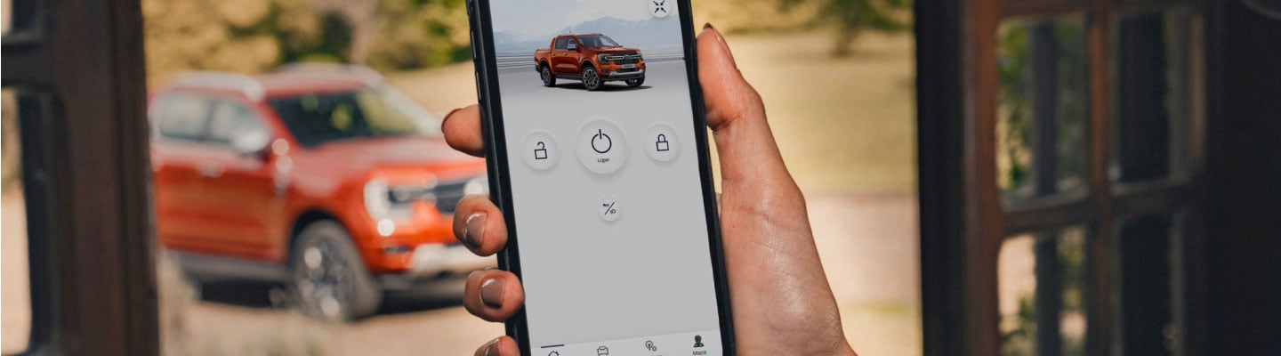 Celular mostrando o app FordPass Connect com o Ranger Raptor em segundo plano