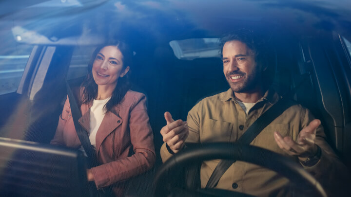 Casal dentro de veículo protegido com Ford Protect