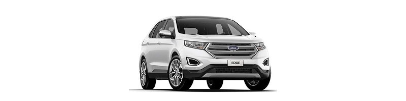 Ford Edge branca em vista frontal de três quartos sobre fundo branco.