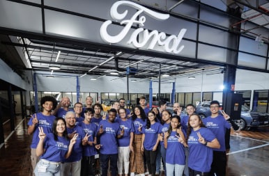 Ford inicia terceira turma do programa de capacitação profissional em tecnologia