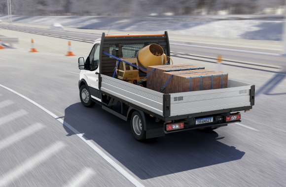 Com tração traseira e longarinas de para-choque a para-choque reforçadas por toda sua extensão, a Transit Chassi foi desenhada para atender as operações urbanas de forma suave e com robustez de caminhão.