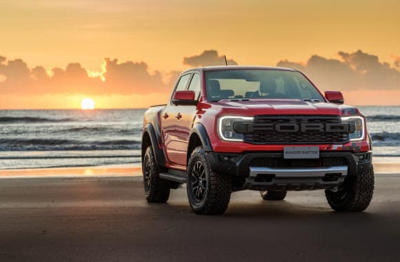 Novo Ranger Raptor na praia ao pôr do sol com o mar ao fundo