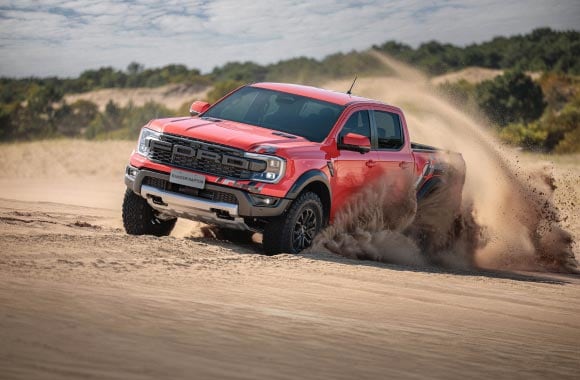 Ford Ranger Raptor laranja na areia